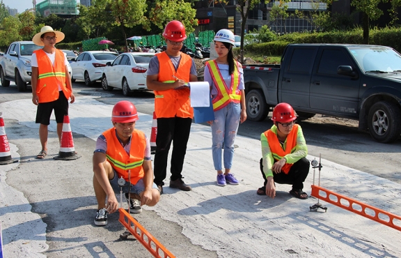 2018年8月，G220試驗(yàn)路段交工驗(yàn)收，測(cè)量彎沉評(píng)估路面的整體強(qiáng)度