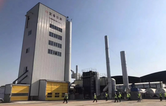 2018年10月12日，來(lái)自全國(guó)各地的筑養(yǎng)路行業(yè)專(zhuān)家、高?？蒲袑W(xué)者等150余人，蒞臨豐城綜合養(yǎng)護(hù)中心，現(xiàn)場(chǎng)觀摩全環(huán)保瀝青攪拌設(shè)備及各類(lèi)環(huán)保裝置。