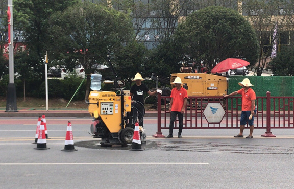 施工機械化，采用圓形井蓋切割機整治修復(fù)路面井蓋問題