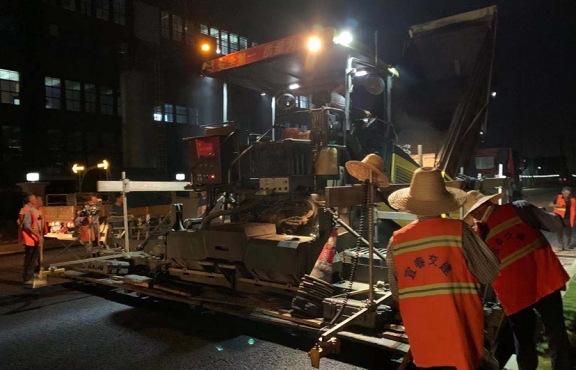 爭分奪秒，挑燈夜戰(zhàn)趕工期